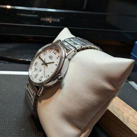 Timex Indiglo light-up watch dial Silver-tone 35 millimeter Water resistant - Picture 3 of 5